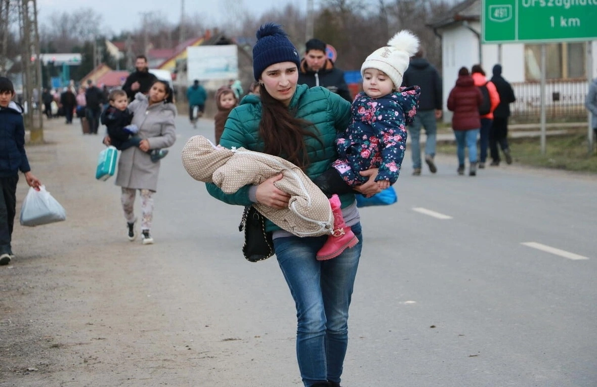 solidarité_femme déplace avec deux enfants dans ses bras, association France-Ukraine_À travers l'Europe