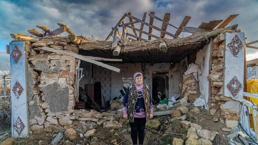 solidarite_femme devant ça maison détruite_association France-Ukraine_À travers l'Europe